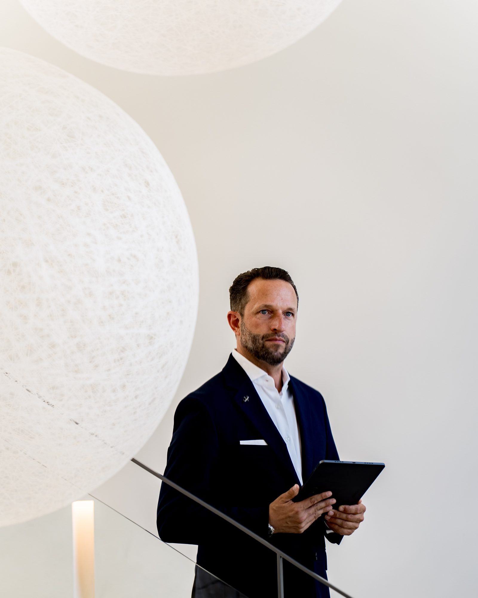 Daniel Rudolf — Butler, Autor und Gründer von Xclusive. Editorial-Portrait in einer Luxusresidenz auf Mallorca.