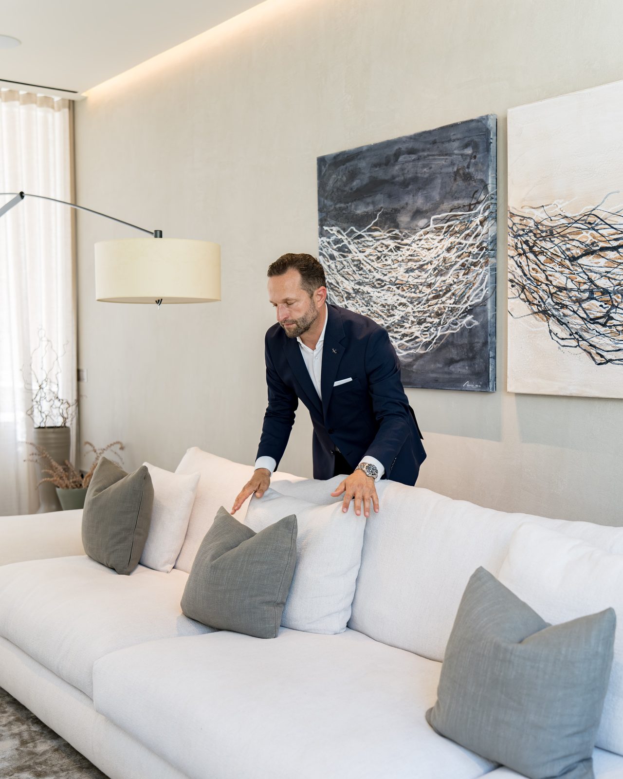 Daniel Rudolf stylt einen Wohnbereich in einer Mallorca-Villa — Estate-Management-Kontext.